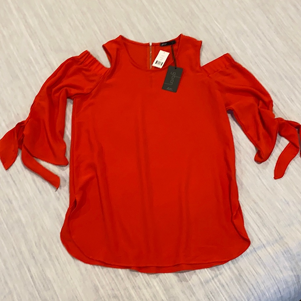 Gibson Cold Shoulder Top in “Red Saucy”